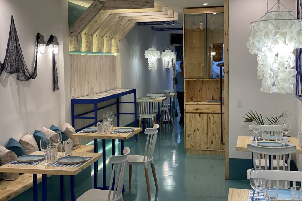 Ambiente de restaurante em tons azul e areia