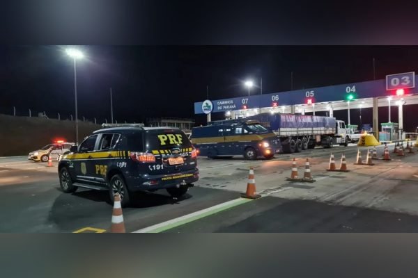 Estrada no Paraná é interditada após ataque de bandidos a carro-forte