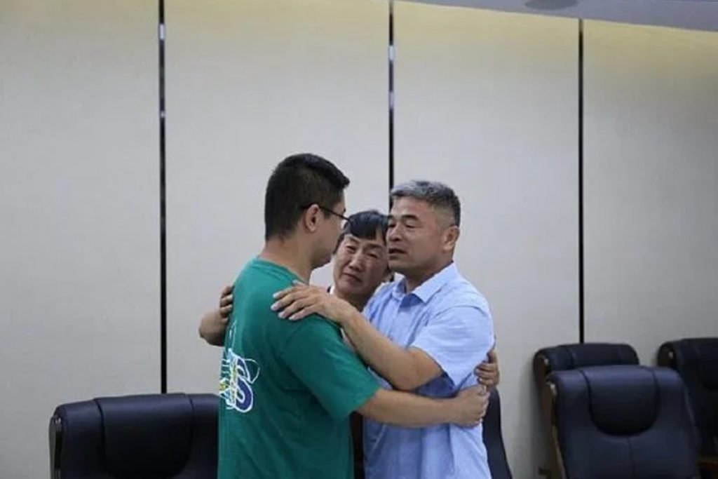 Pai reencontra filho na China