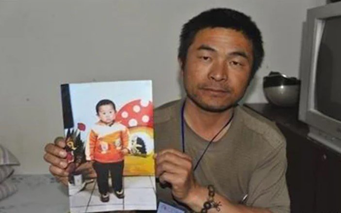 Pai reencontra filho na China