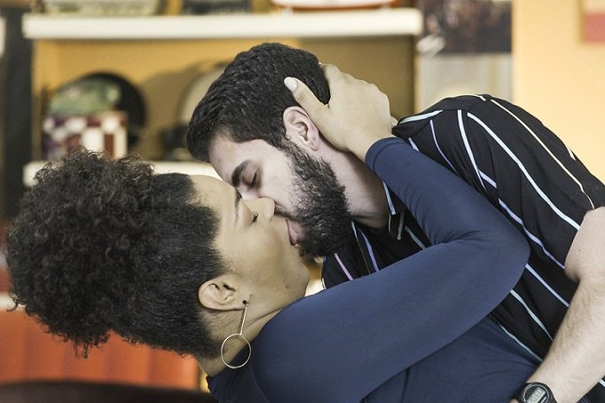 Renatinha (Juliana Alves) e Catatau (Bernardo de Assis) em Salve-se Quem Puder