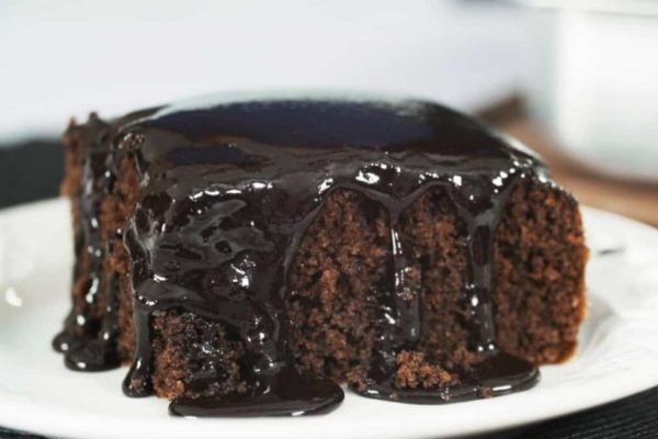 Bolo de chocolate molhadinho: a melhor receita que você vai provar