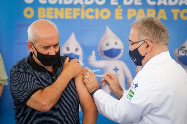 Potiguar, ministro Fábio Faria é vacinado contra Covid-19 pelo ministro da Saúde 14 07 2021 15 19 02