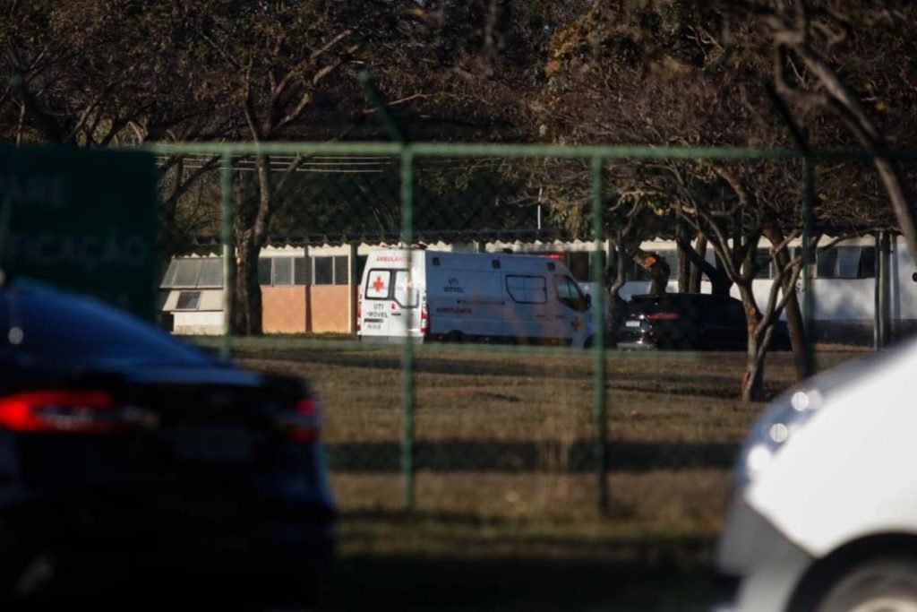 Ambulância que transporta presidente Jair Bolsonaro