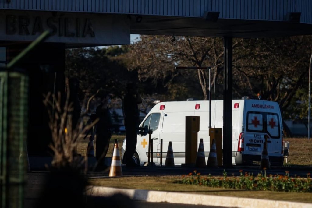 Ambulância que transporta presidente Jair Bolsonaro