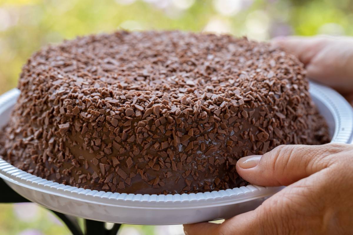 Receita de bolo de chocolate confeitado • Ana Maria Braga