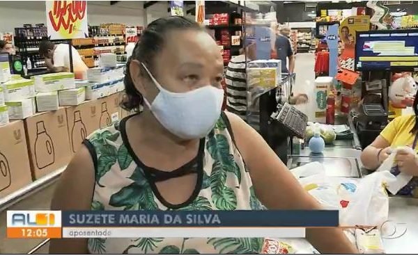 Dona Suzete chorando no mercado por causa da inflação e da alta dos alimentos