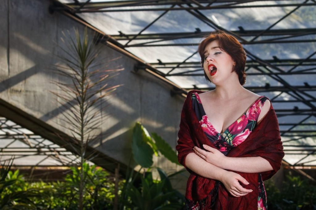 Entrevista com a cantora lírica Manuela Korossy.