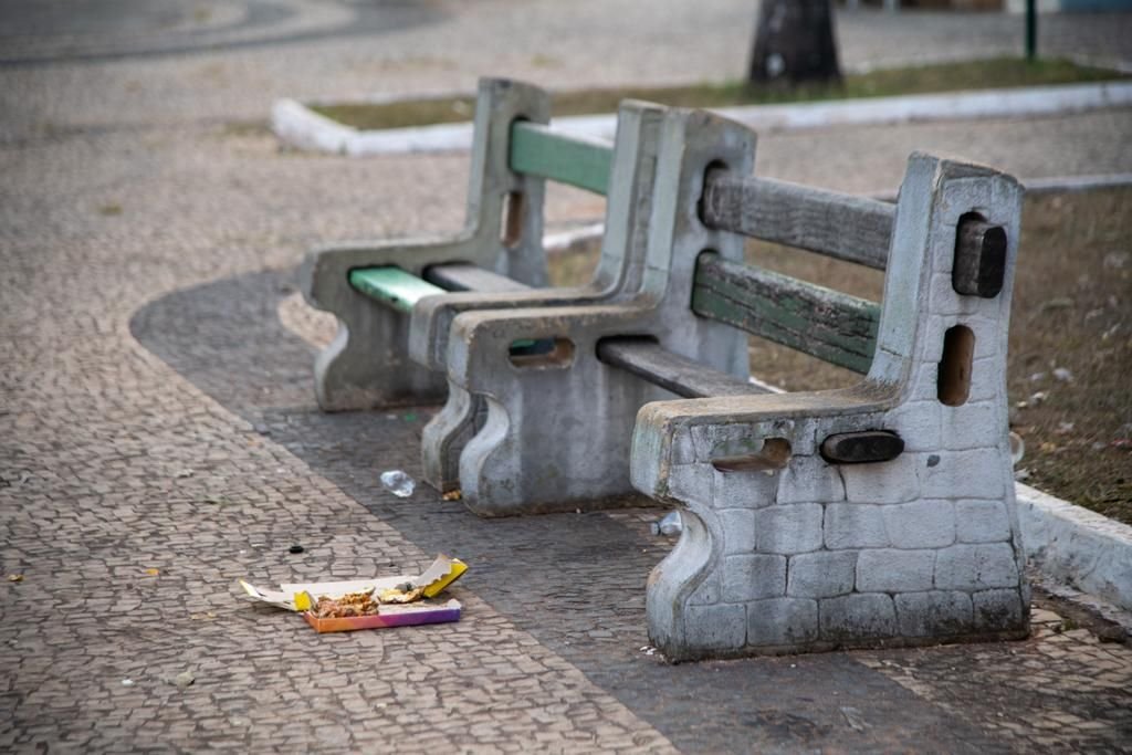 Bancos quebrados na Praça São Roque