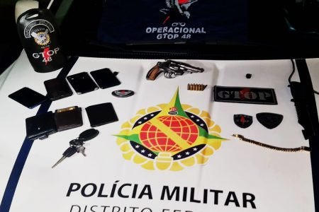 Celulares e pertences de grupos suspeito de roubar um carro no Guará, incluindo um revólver calibre 32 com seis balas