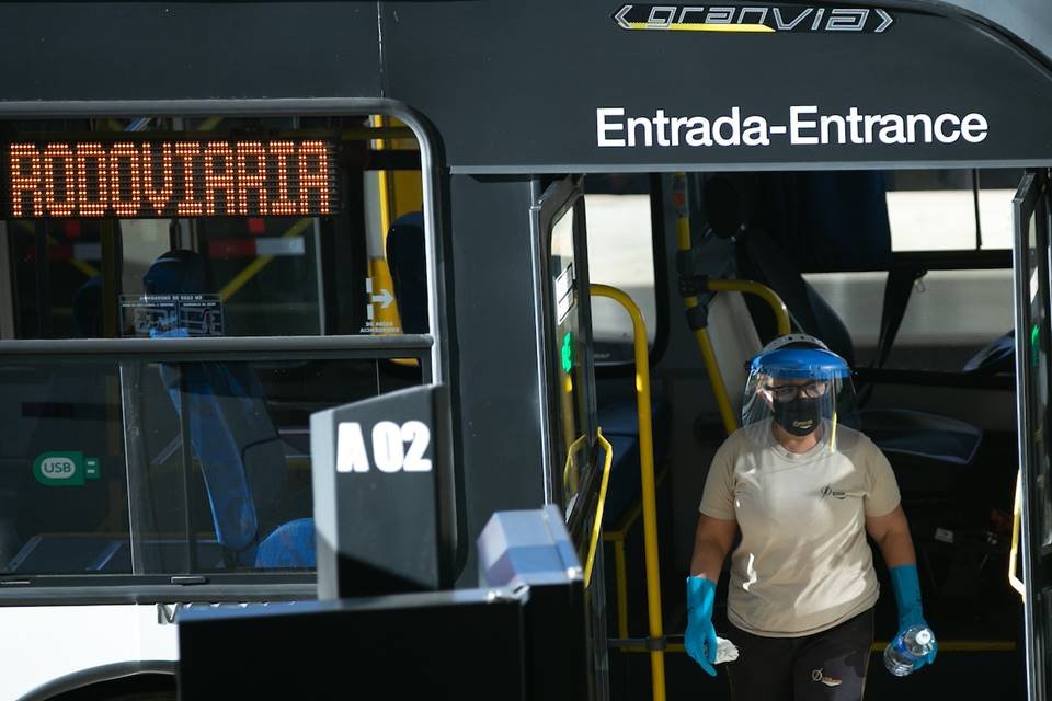 Mulher higieniza ônibus no DF