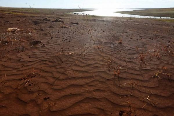 crise hídrica e energética, reservatório da usina hidrelétrica de itumbiara enfrenta redução do nível da água, em razão da seca e da estiagem