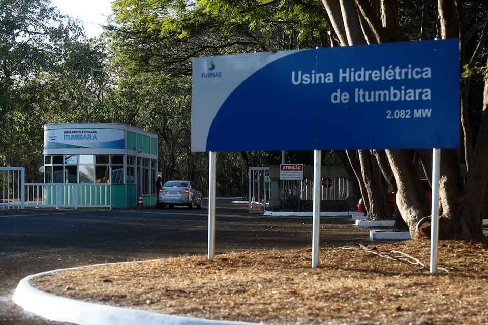 crise hídrica e energética, reservatório da usina hidrelétrica de itumbiara enfrenta redução do nível da água, em razão da seca e da estiagem