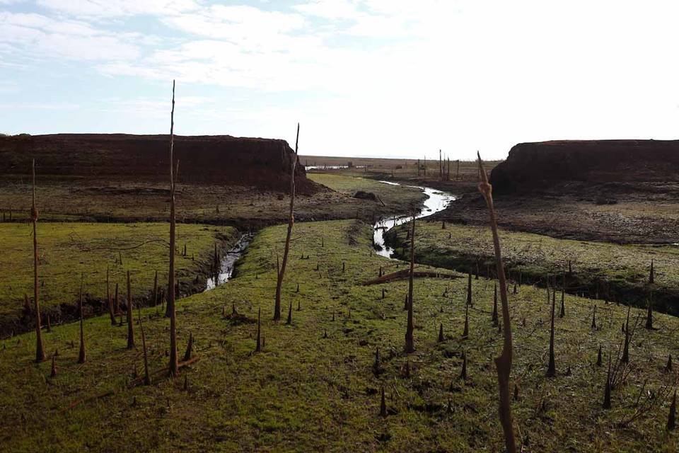 crise hídrica e energética, reservatório da usina hidrelétrica de itumbiara enfrenta redução do nível da água, em razão da seca e da estiagem