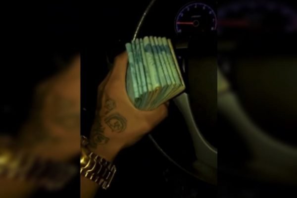 mão segurando dinheiro