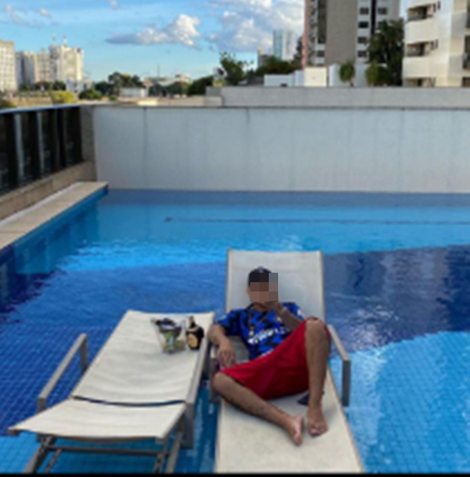 homem na piscina
