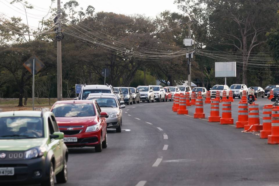 Fila quilométrica para vacinação no Parque da Cidade