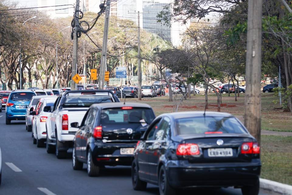 Fila quilométrica para vacinação no Parque da Cidade