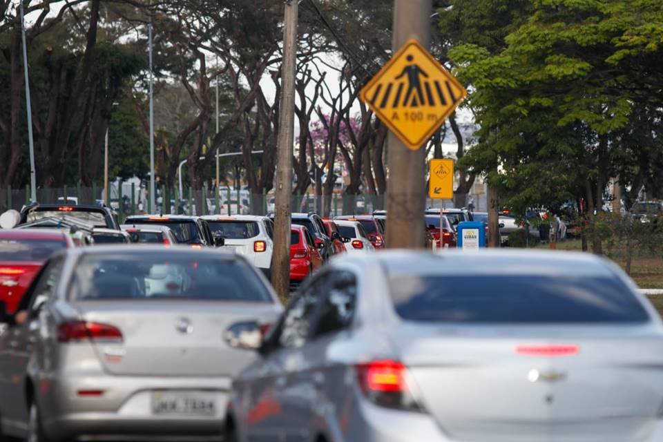 Fila quilométrica para vacinação no Parque da Cidade