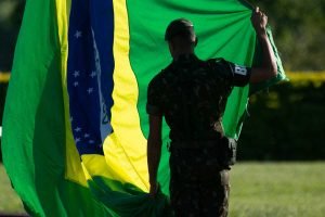 Hasteamento da bandeira _ dia de aniversario do golpe militar - Militar do exercito