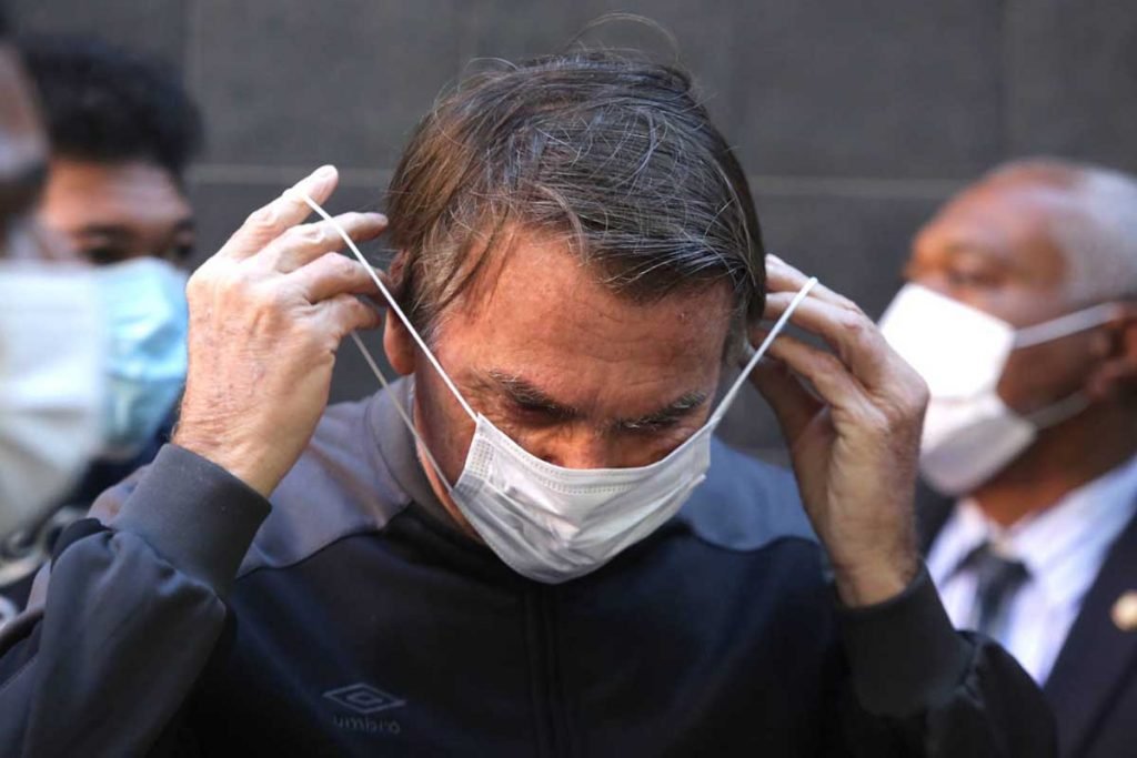 Após quatro dias internado, Bolsonaro deixa hospital em São Paulo