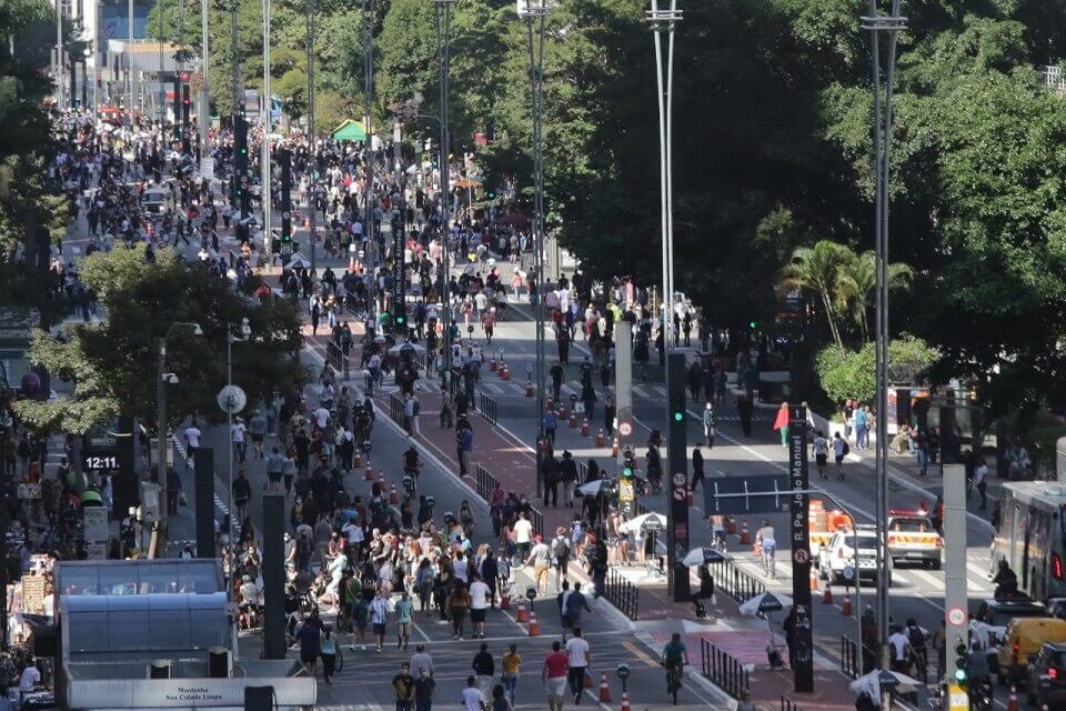 Avenida Paulista reabriu na manhã deste domingo (18) para pedestres