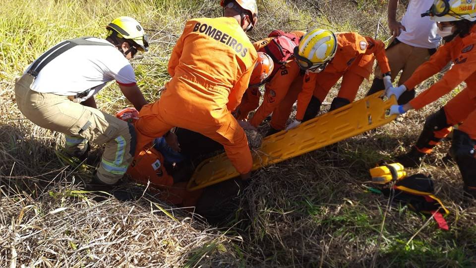 Mulher é resgatada após cair em buraco e ligar pedindo socorro no DF