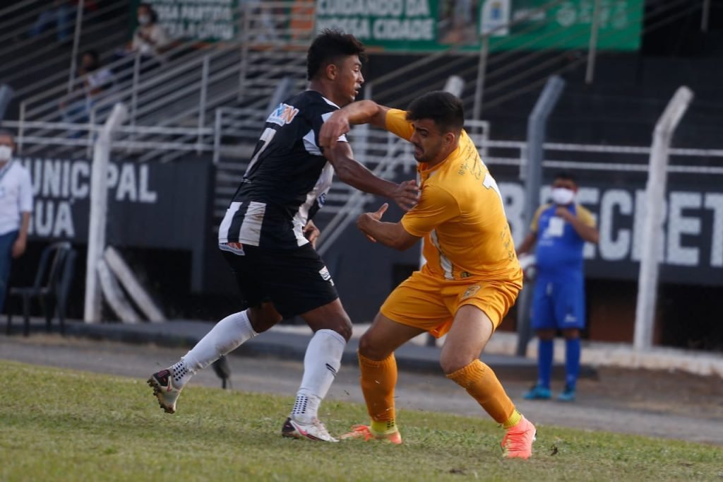 Brasiliense vence Jaraguá por 4x0, com dois gols de Tobinha