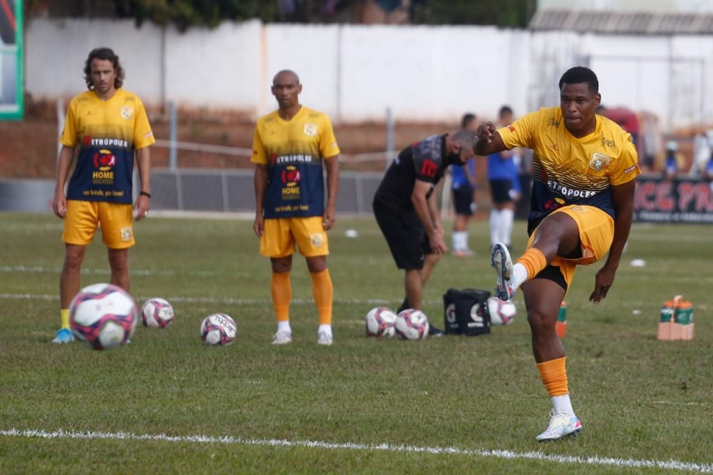 Brasiliense vence Jaraguá por 4x0, com dois gols de Tobinha