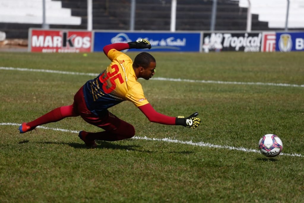 Brasiliense vence Jaraguá por 4x0, com dois gols de Tobinha