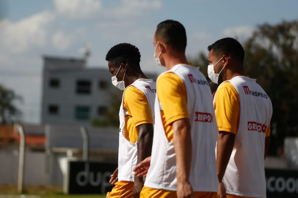 Brasiliense vence Jaraguá por 4x0, com dois gols de Tobinha