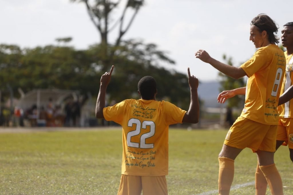 Brasiliense vence Jaraguá por 4x0, com dois gols de Tobinha