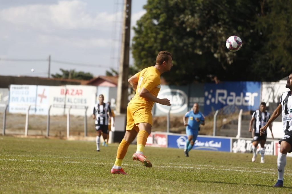Brasiliense vence Jaraguá por 4x0, com dois gols de Tobinha