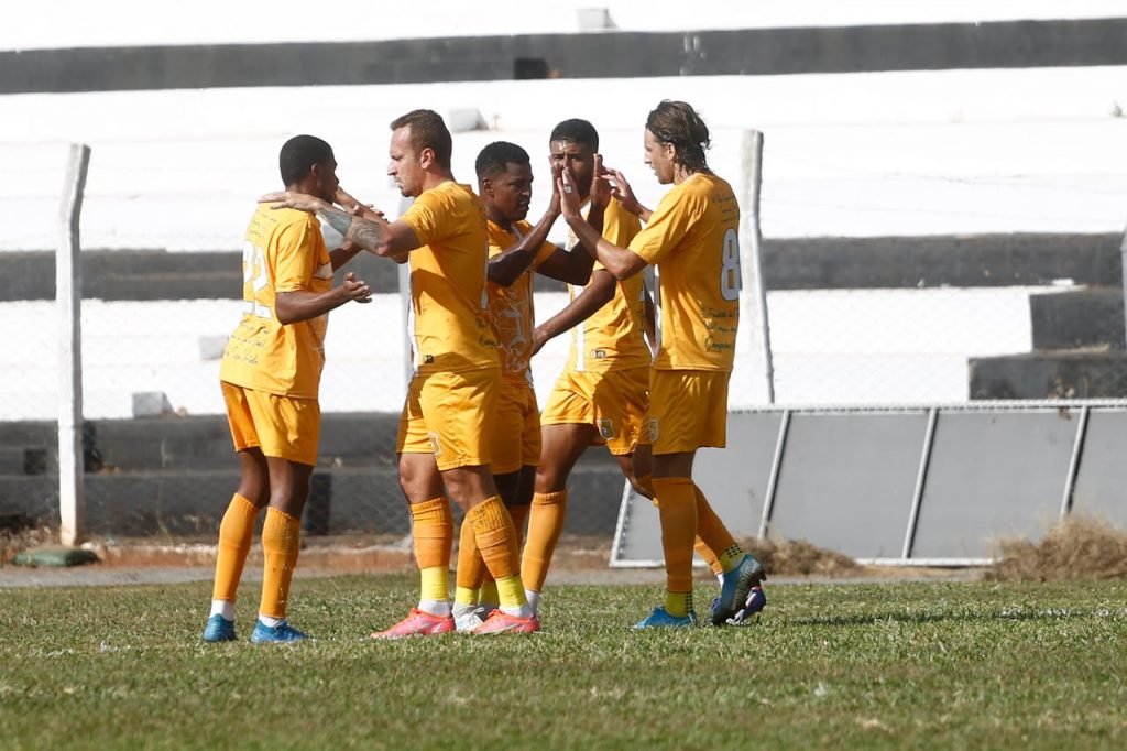 Brasiliense vence Jaraguá por 4x0, com dois gols de Tobinha