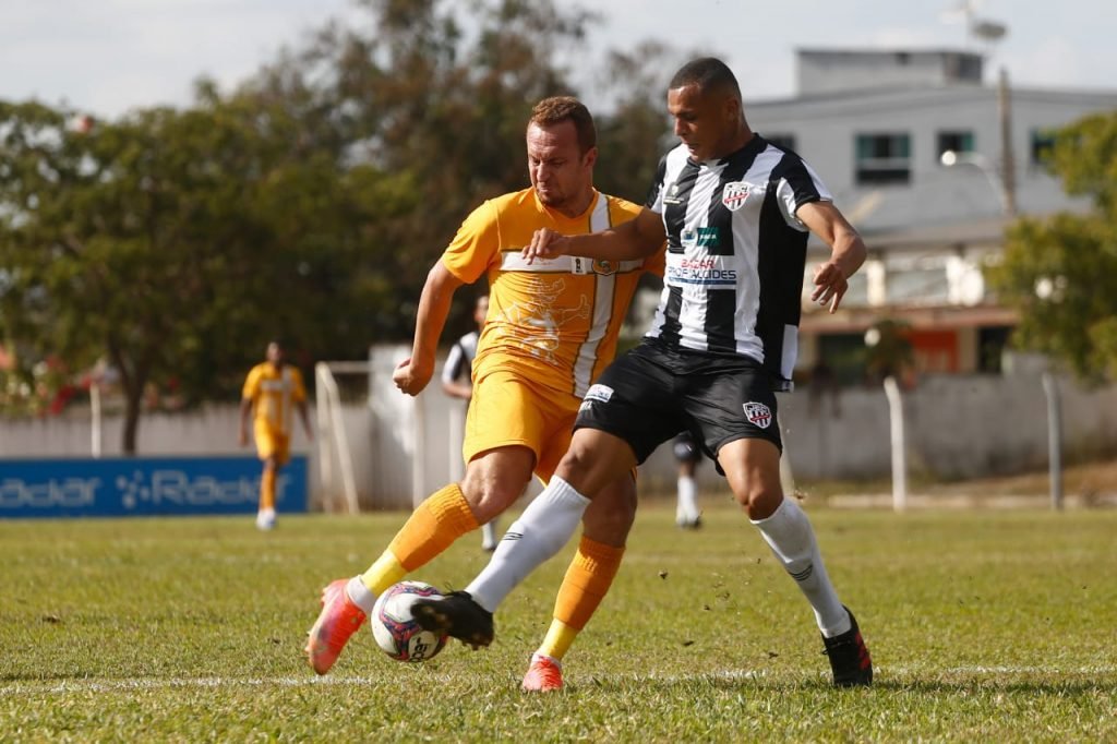 Brasiliense vence Jaraguá por 4x0, com dois gols de Tobinha