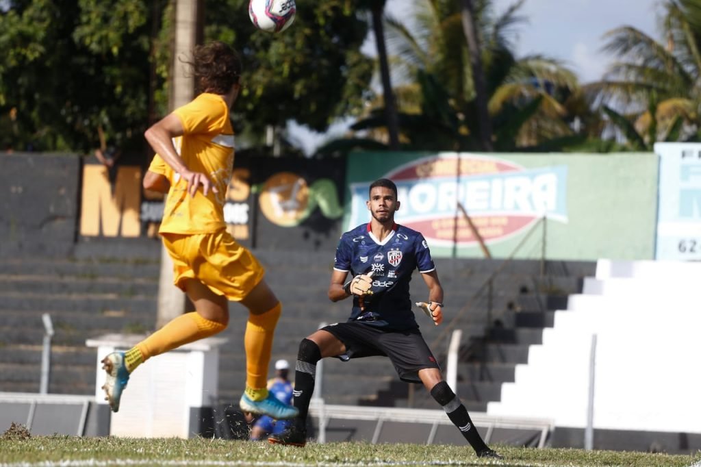 Brasiliense vence Jaraguá por 4x0, com dois gols de Tobinha