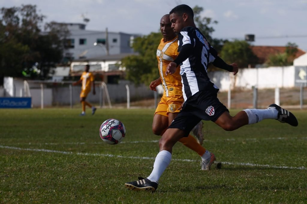 Brasiliense vence Jaraguá por 4x0, com dois gols de Tobinha