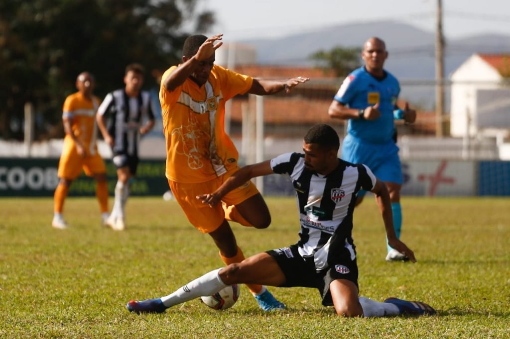 Brasiliense vence Jaraguá por 4x0, com dois gols de Tobinha