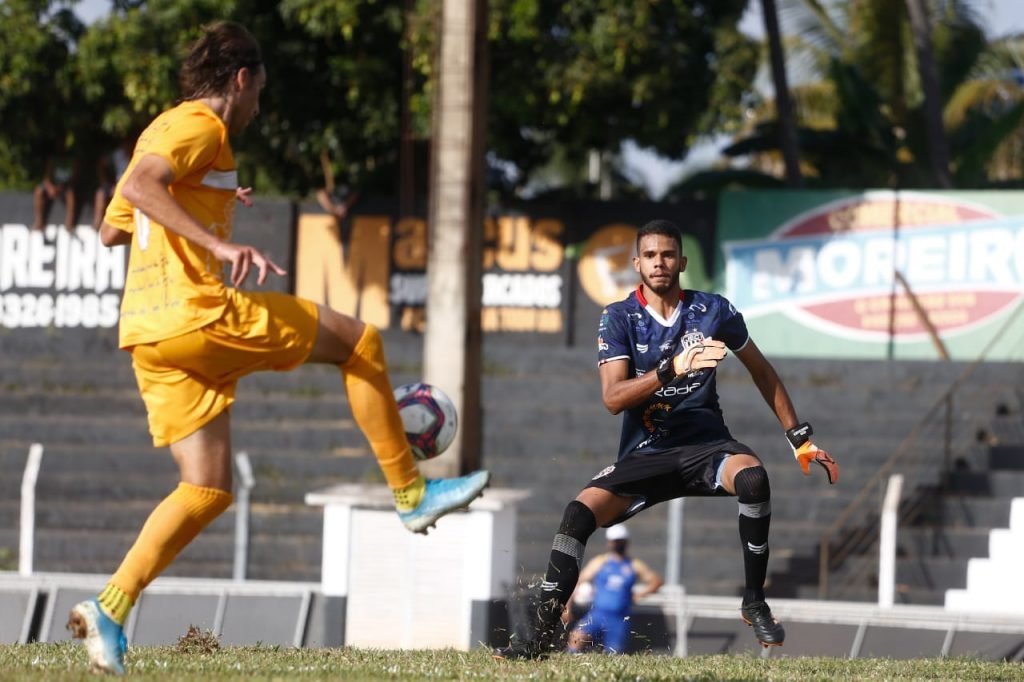 Brasiliense vence Jaraguá por 4x0, com dois gols de Tobinha