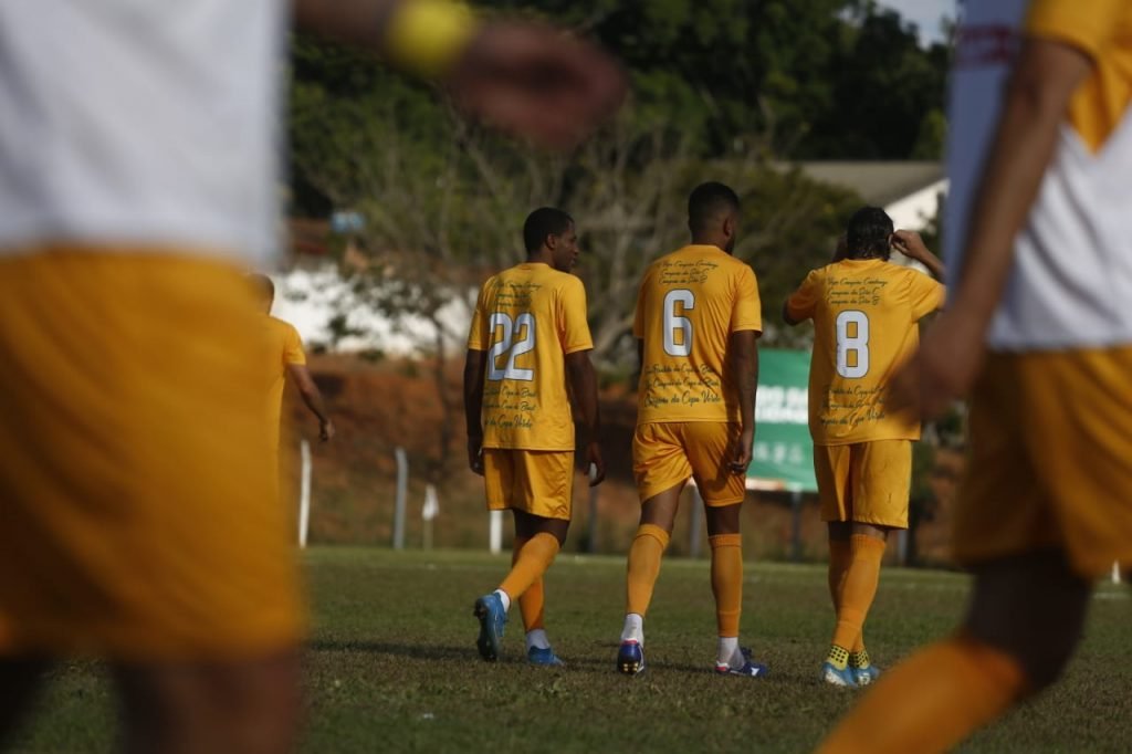 Brasiliense vence Jaraguá por 4x0, com dois gols de Tobinha