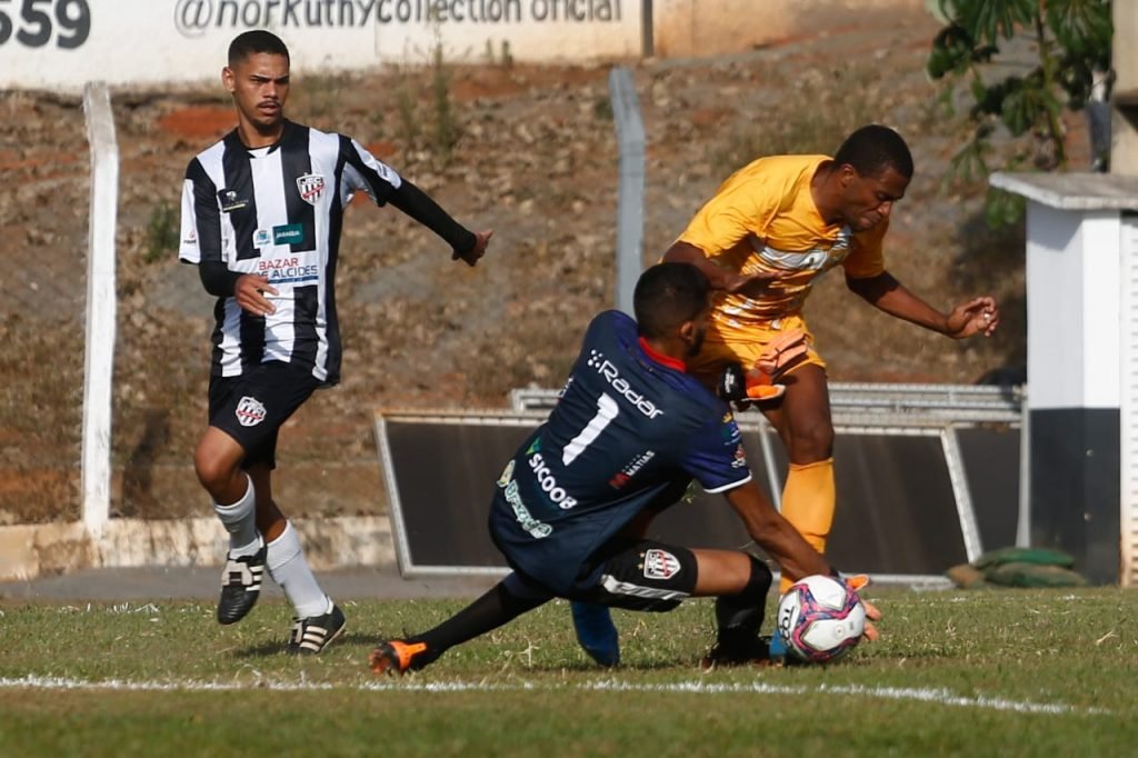 Brasiliense vence Jaraguá por 4x0, com dois gols de Tobinha