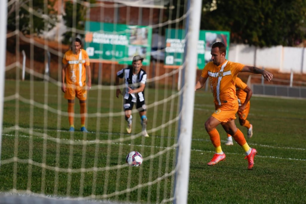 Brasiliense vence Jaraguá por 4x0, com dois gols de Tobinha