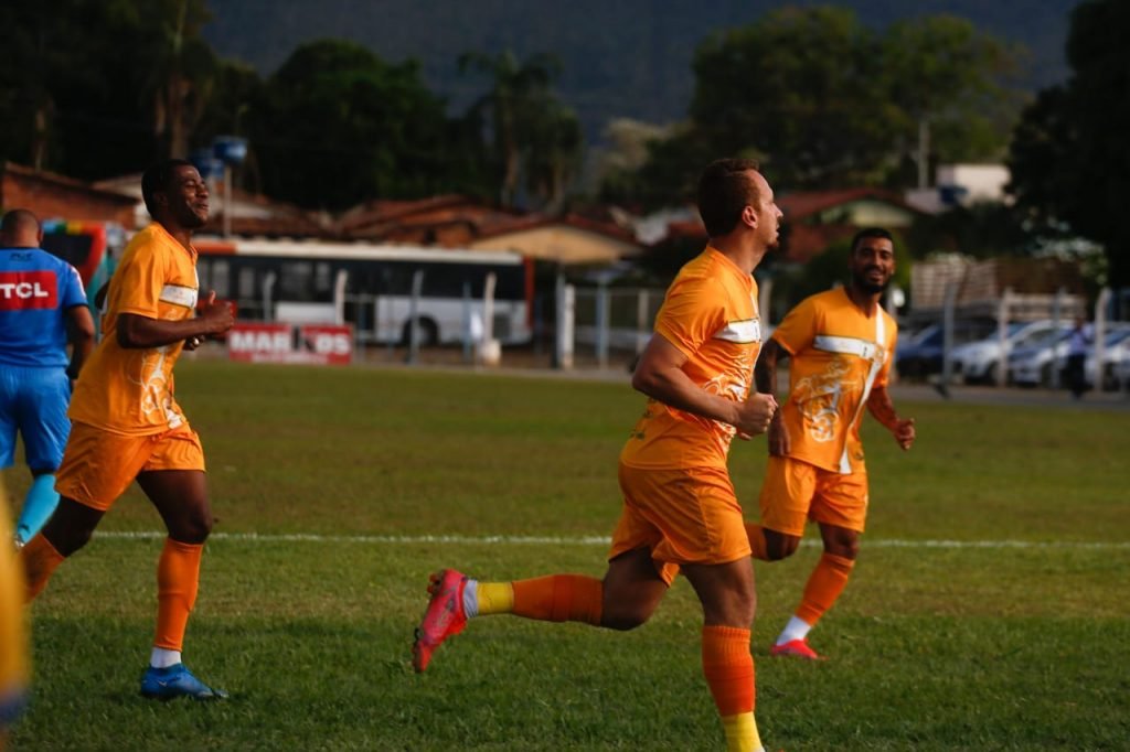 Brasiliense vence Jaraguá por 4x0, com dois gols de Tobinha