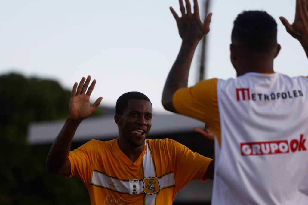 Brasiliense vence Jaraguá por 4x0, com dois gols de Tobinha