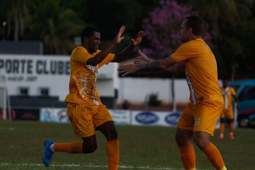 Brasiliense vence Jaraguá por 4x0, com dois gols de Tobinha