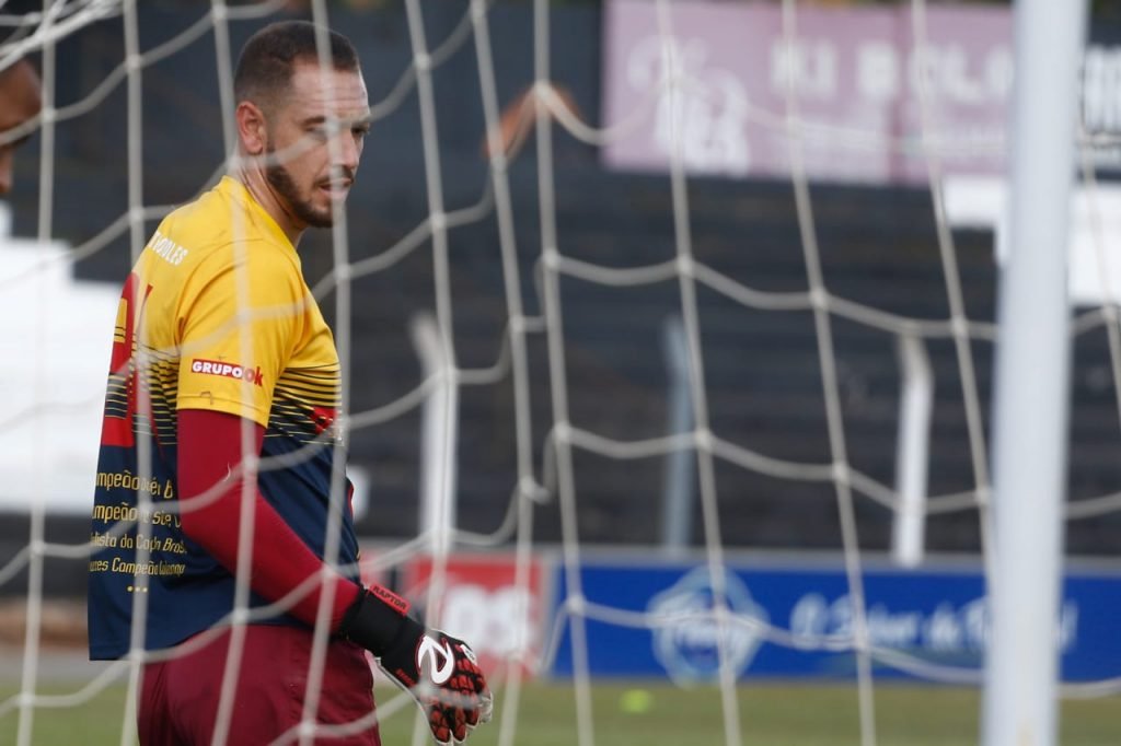 Brasiliense vence Jaraguá por 4x0, com dois gols de Tobinha
