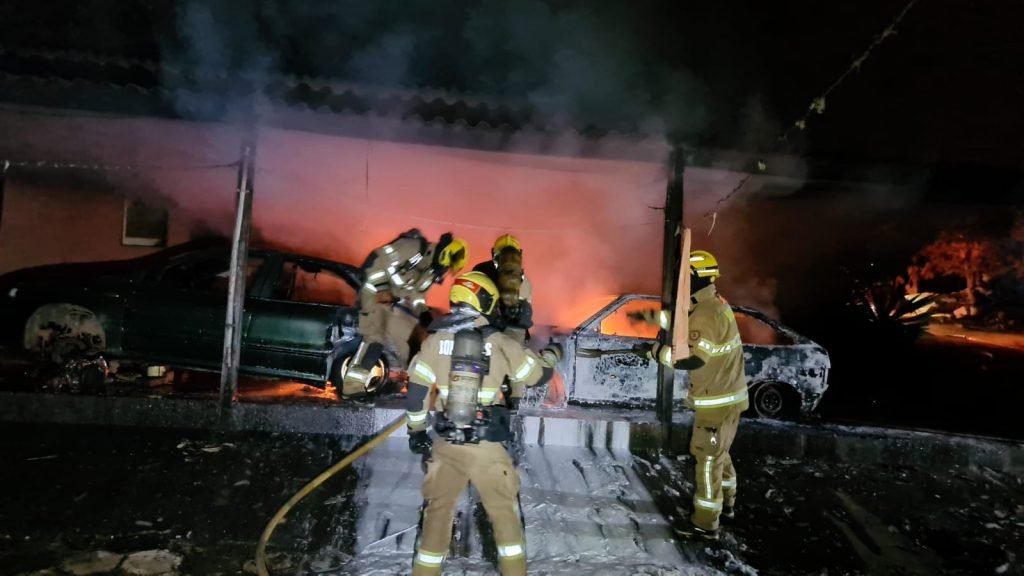 Incêndio misterioso atinge dois veículos