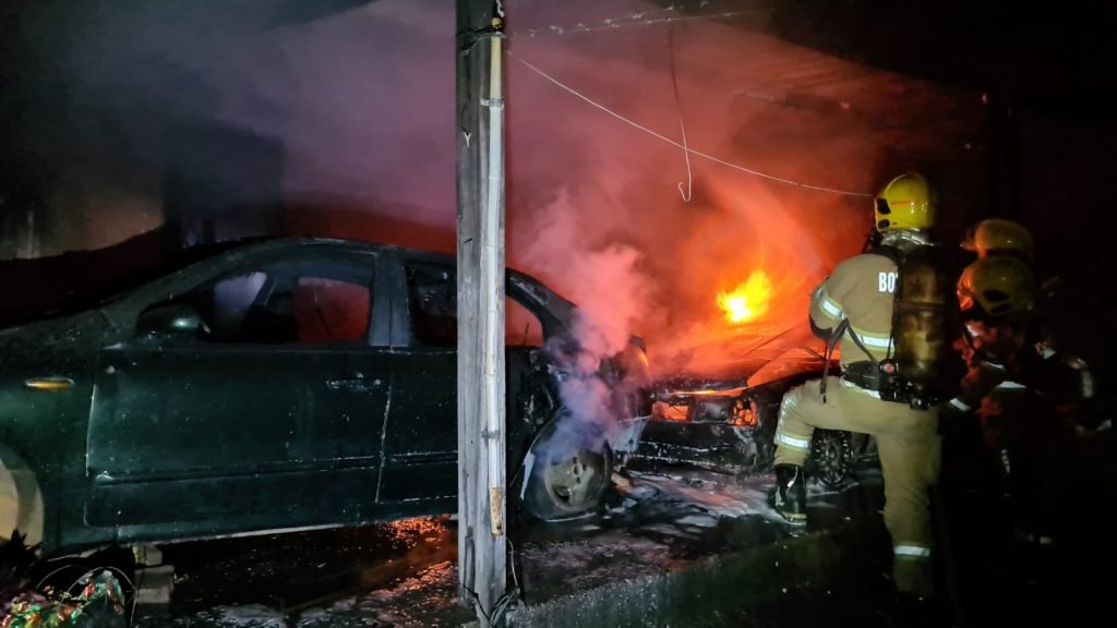 Incêndio misterioso atinge dois veículos