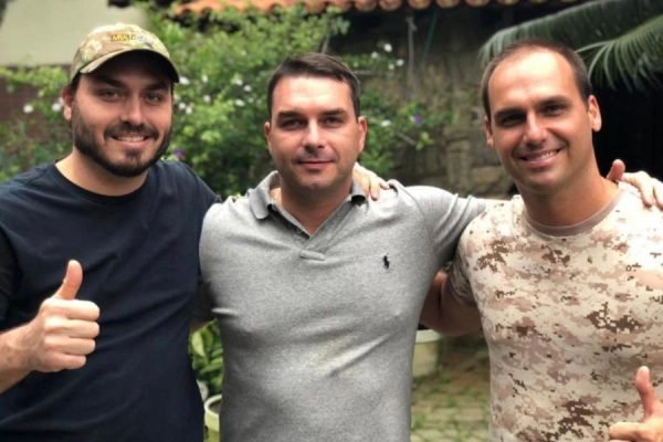 Carlos, Flávio e Eduardo Bolsonaro - Metrópoles