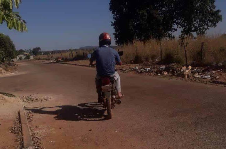 goias homem arrasta cachorro em moto